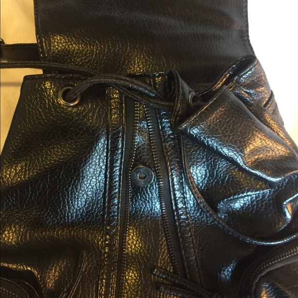 Petite Vegan Leather Black backpack 🎒 zippers - Picture 4 of 7